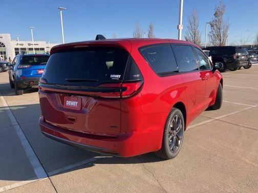 Red Hot Pearlcoat 2026 Chrysler Pacifica L