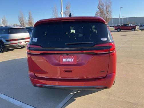 Red Hot Pearlcoat 2026 Chrysler Pacifica L