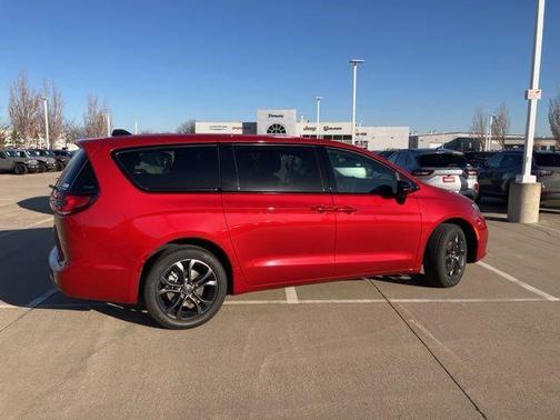 Red Hot Pearlcoat 2026 Chrysler Pacifica L