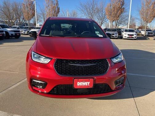 Red Hot Pearlcoat 2026 Chrysler Pacifica L