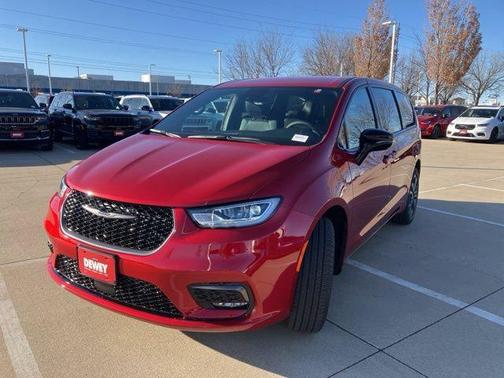 Red Hot Pearlcoat 2026 Chrysler Pacifica L