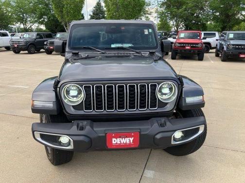 Granite Crystal Metallic Clearcoat 2025 Jeep Wrangler 4-Door Sahara 4x4