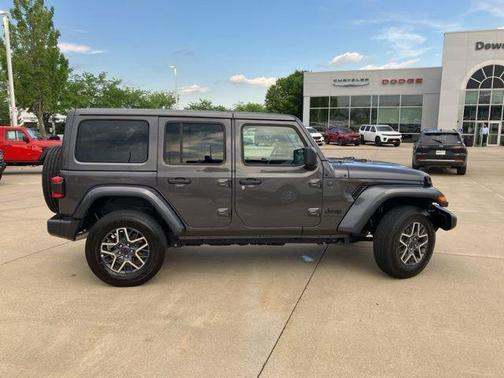 Granite Crystal Metallic Clearcoat 2025 Jeep Wrangler 4-Door Sahara 4x4