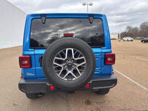 2024 Jeep Wrangler 4-Door Sahara 4x4