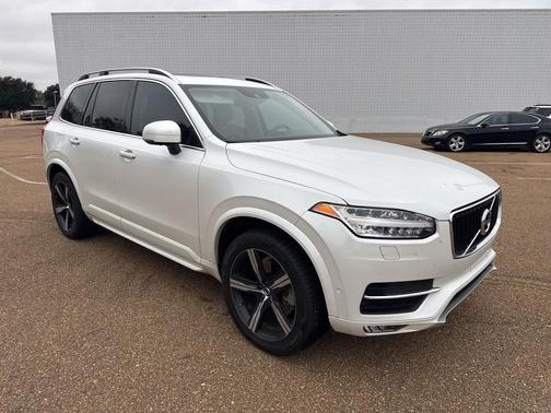 2017 Volvo XC90 T6 Momentum