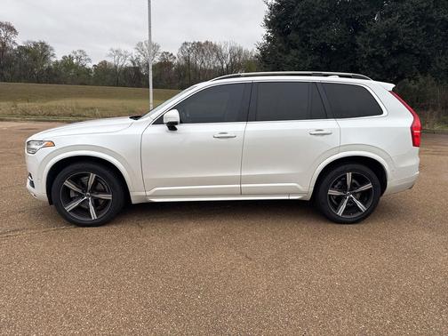 2017 Volvo XC90 T6 Momentum