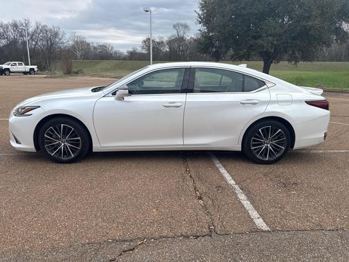 2023 Lexus ES 300h Base