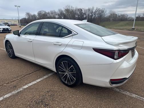 2023 Lexus ES 300h Base