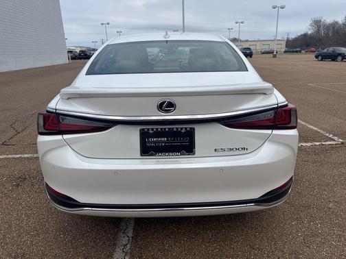 2023 Lexus ES 300h Base