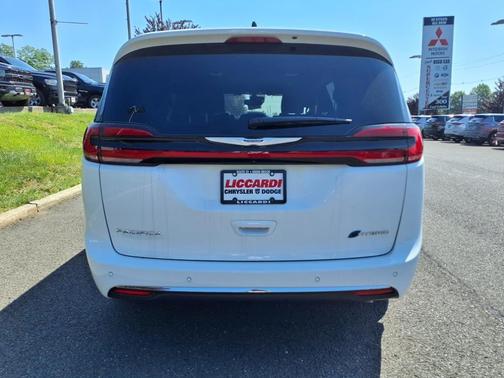 2025 Chrysler Pacifica Hybrid Select