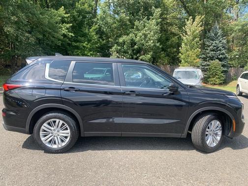 2023 Mitsubishi Outlander ES