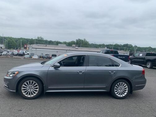 2016 Volkswagen Passat 1.8T SE w/Technology