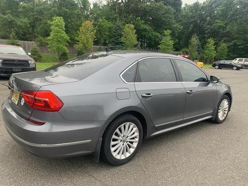 2016 Volkswagen Passat 1.8T SE w/Technology