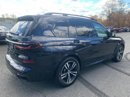 2023 BMW X7 M60i