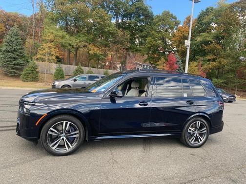 2023 BMW X7 M60i