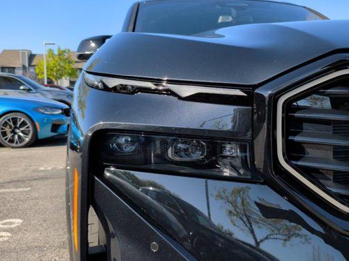 Black Sapphire Metallic 2026 BMW XM Label