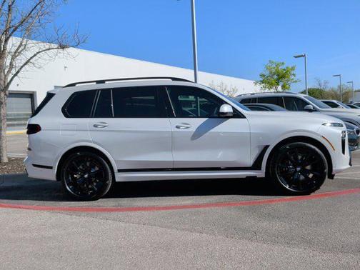Mineral White Metallic 2026 BMW X7 xDrive40i