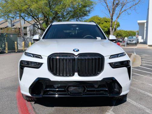 Mineral White Metallic 2026 BMW X7 xDrive40i