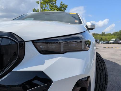 Mineral White Metallic 2027 BMW i5 eDrive40
