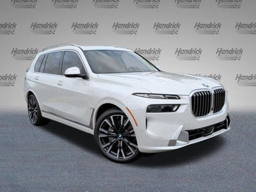 Mineral White Metallic 2026 BMW X7 xDrive40i