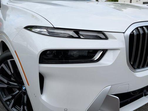 Mineral White Metallic 2026 BMW X7 xDrive40i