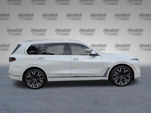 Mineral White Metallic 2026 BMW X7 xDrive40i