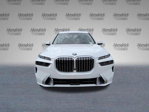 Mineral White Metallic 2026 BMW X7 xDrive40i