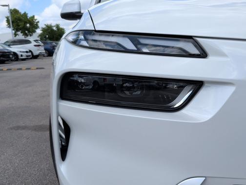 Mineral White Metallic 2027 BMW X7 xDrive40i