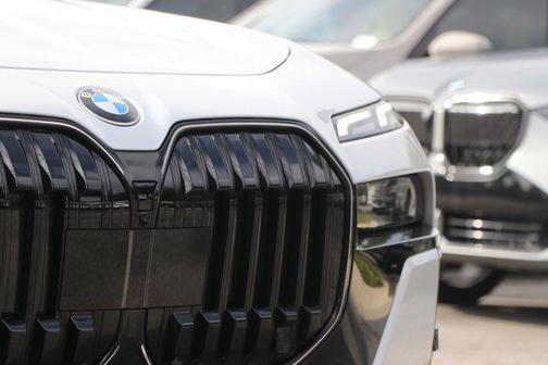 Mineral White Metallic 2025 BMW 740 xDrive