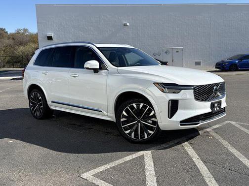 2025 Volvo XC90 B5 Plus 7-Seater