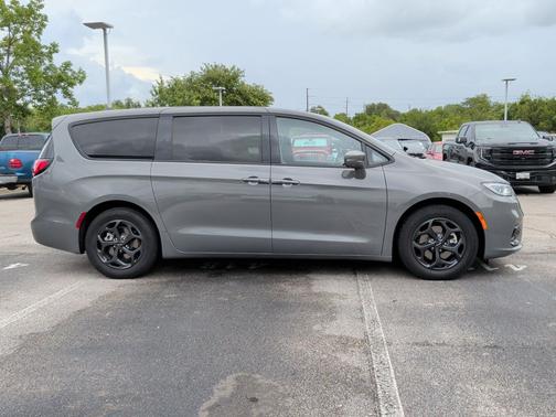 Ceramic Gray Clearcoat 2022 Chrysler Pacifica Hybrid Limited