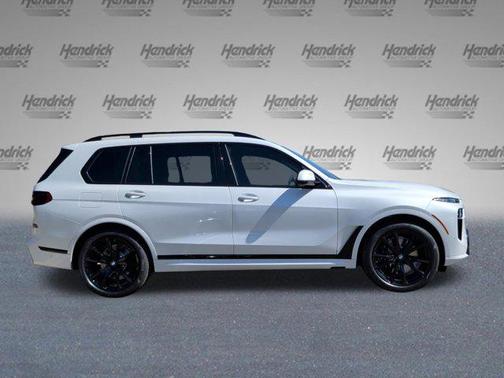 Mineral White Metallic 2026 BMW X7 xDrive40i