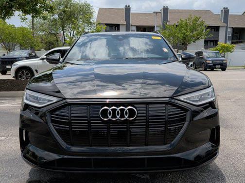 Mythos Black Metallic 2023 Audi e-tron Premium Plus quattro