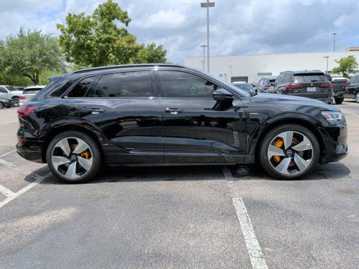 Mythos Black Metallic 2023 Audi e-tron Premium Plus quattro