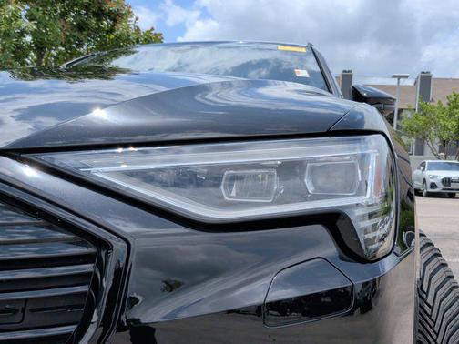 Mythos Black Metallic 2023 Audi e-tron Premium Plus quattro