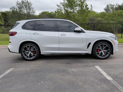 Mineral White Metallic 2022 BMW X5 M50i