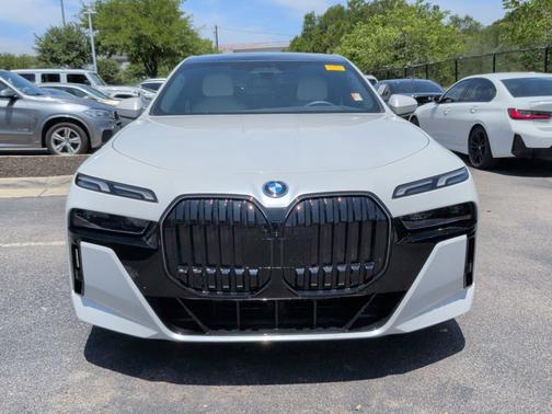 Mineral White Metallic 2025 BMW i7 eDrive50