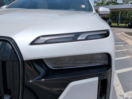 Mineral White Metallic 2025 BMW i7 eDrive50