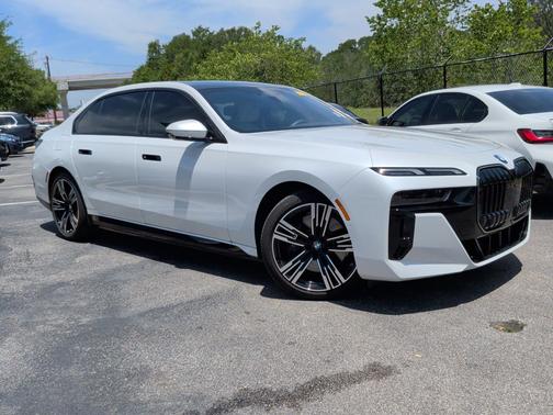 Mineral White Metallic 2025 BMW i7 eDrive50