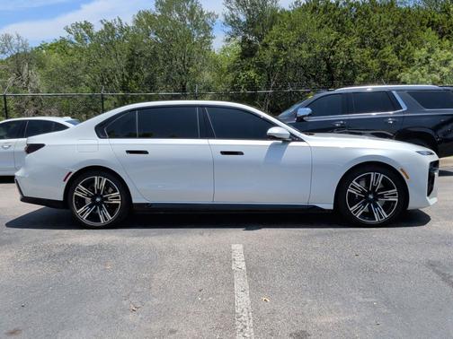 Mineral White Metallic 2025 BMW i7 eDrive50