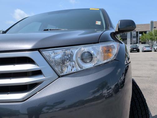 Magnetic Gray Metallic 2013 Toyota Highlander SE