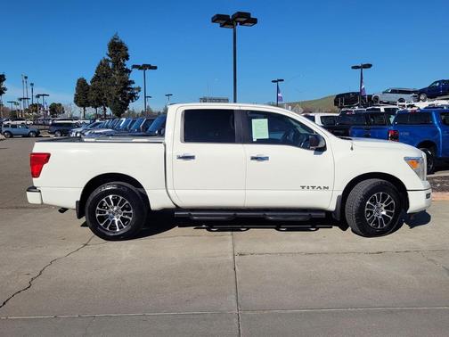 2021 Nissan Titan SV