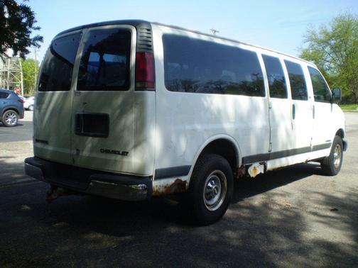 Summit White 2002 Chevrolet Express 1500 3500 155" WB