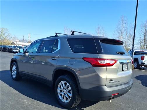 Pepperdust Metallic 2018 Chevrolet Traverse LT Cloth