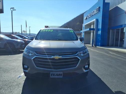 Pepperdust Metallic 2018 Chevrolet Traverse LT Cloth