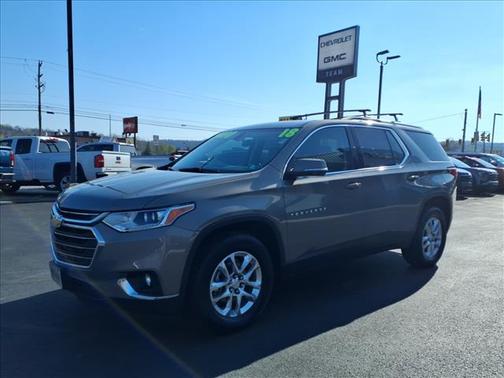 Pepperdust Metallic 2018 Chevrolet Traverse LT Cloth