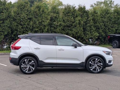 White 2019 Volvo XC40 T5 R-DESIGN
