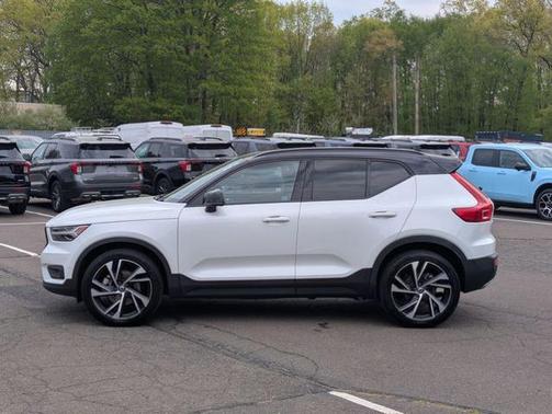 White 2019 Volvo XC40 T5 R-DESIGN