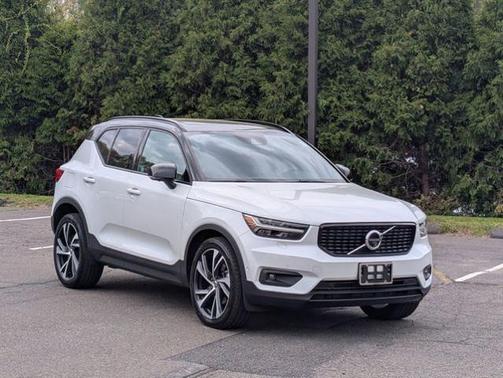 White 2019 Volvo XC40 T5 R-DESIGN
