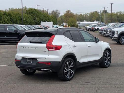White 2019 Volvo XC40 T5 R-DESIGN